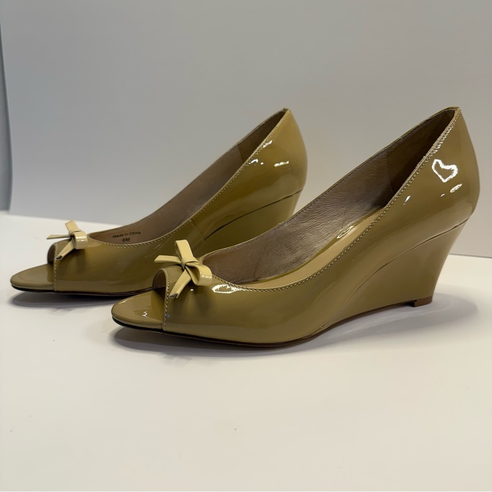 Kate Spade Nude Patent Bow Peep Toe Wedges Size 6 - Picture 3 of 10